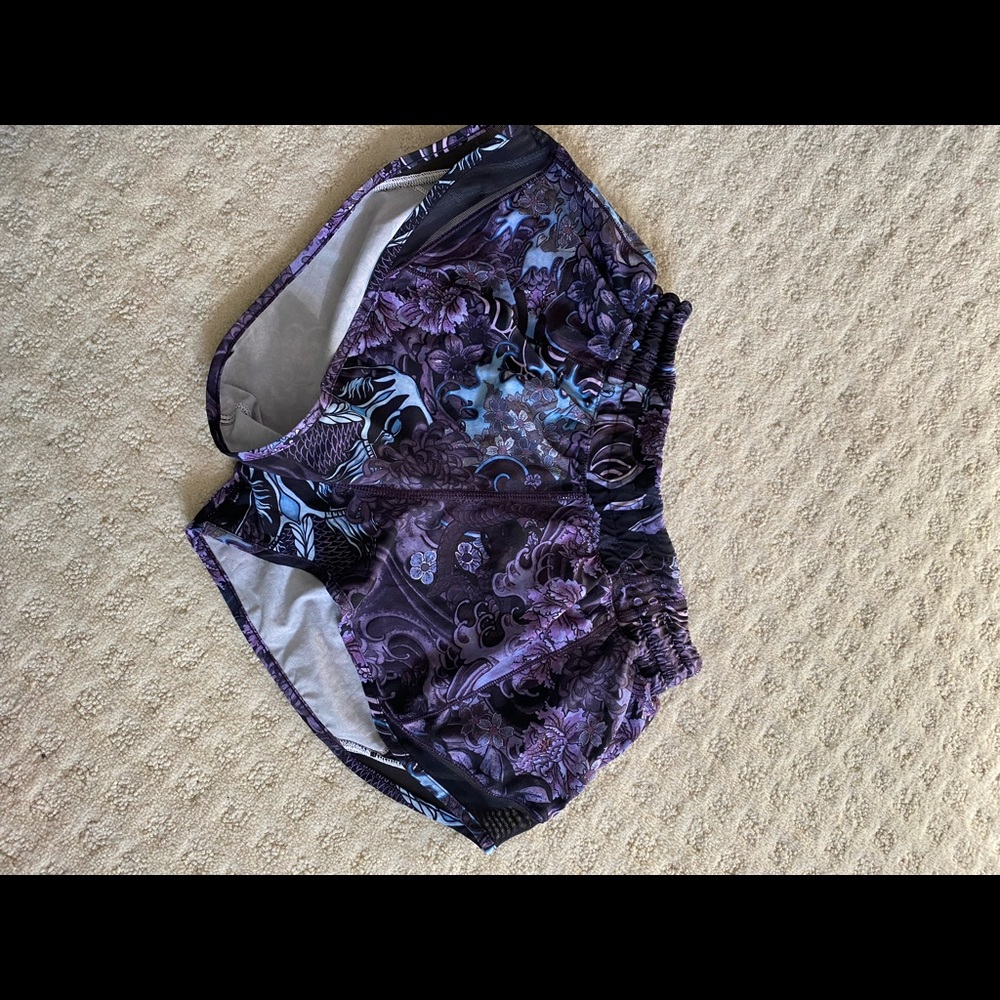 Lululemon Hotty hot 2.5 shorts size 4 EUC